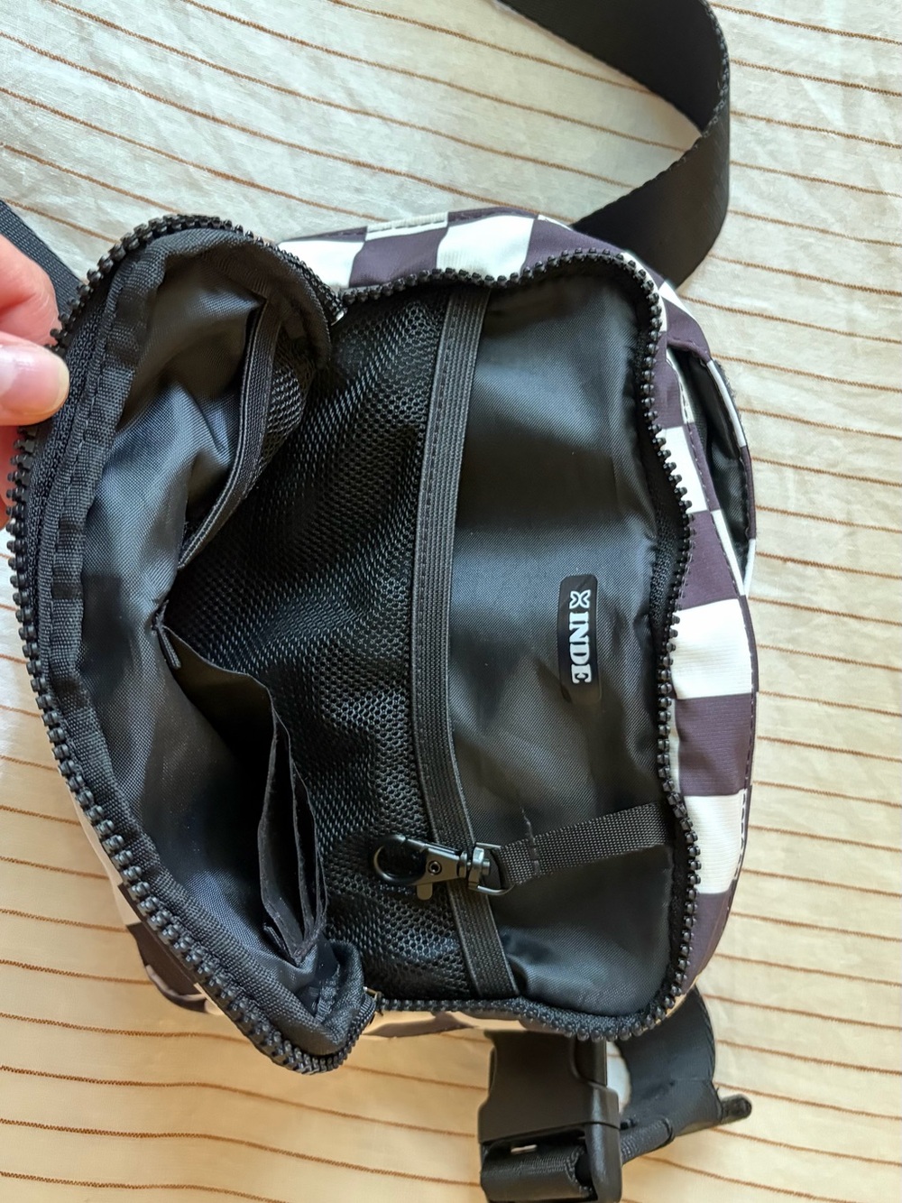 The Inde Quick Bag with S&W Bodyguard 380 - Picture 2 of 4